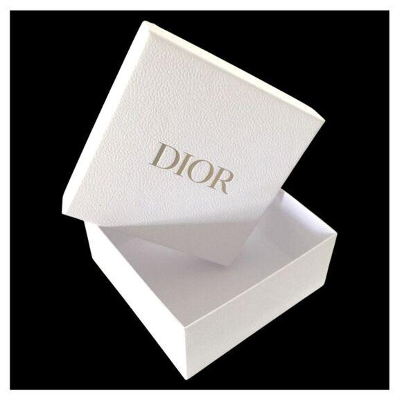 DIOR WHITE AND GOLD LETTERS. - Picture 4 of 4